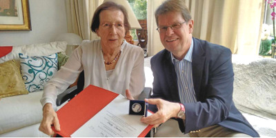 Ralf Stegner überreichte Heide Simonis die Willy-Brandt-Medaille